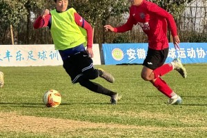 把韋世豪當(dāng)背景板??還好豪哥心情好，不然高低請(qǐng)你吃果籃