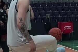 趙繼偉用腳踢進(jìn)一記打板球，張鎮(zhèn)麟：這太難了吧！