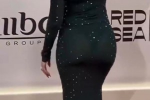 細(xì)看嚇一跳，喬治娜這裙子原來這么暴漏啊??