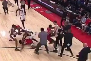 有事你是真上啊??沖突爆發(fā)，羅齊爾如猛虎般飛出撲倒阿門和格林