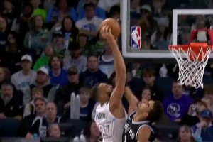 法國(guó)中鋒PK！戈貝爾背打轉(zhuǎn)身勾手 遭文班遮天長(zhǎng)臂按帽拒絕??