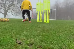 謝文能在英國(guó)訓(xùn)練??哥啊，咱去利物浦找遠(yuǎn)藤航單挑去！