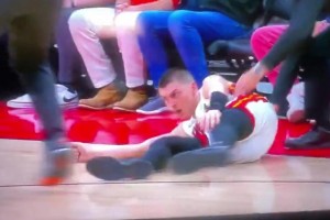 美國(guó)球迷曬圖：希羅被摔的樣子，看上去好柔弱啊??