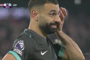 麥卡利斯特送精準(zhǔn)傳球！薩拉赫單刀打門(mén)再被阿雷奧拉撲出！