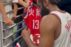 還是那件熟悉的紅色13號(hào)球衣！險(xiǎn)勝鵜鶘 賽后哈登給球迷們簽名