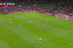 我勒個(gè)去！紐卡后場(chǎng)失誤&曼聯(lián)前場(chǎng)4打2，卡塞米羅單刀踢偏