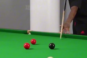 丁俊暉教拉師傅打扎桿，拉師傅一學(xué)就會(huì)