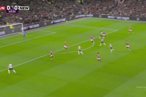 太輕松了！曼聯(lián)防守漏人，伊薩克開(kāi)場(chǎng)4分鐘頭球破門