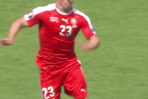 有點(diǎn)甜！蔣圣龍老婆曬倆人親密合照