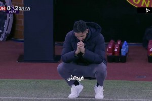 在祈禱？阿莫林蹲在場(chǎng)邊雙手緊扣面色凝重??