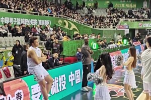 任憑同曦啦啦隊小姐姐如何扭動，上海外援小胖內(nèi)心巋然不動??