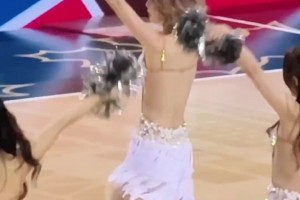 同曦啦啦隊(duì)小姐姐的美背把拔火罐師傅都看迷糊了??????