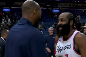 騎兵連連長??！今天賽后 哈登和老隊(duì)友布魯爾開心的交流~