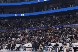 昨日新疆對陣北京 新疆主場球迷齊聲高喊“換周琦”！