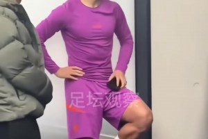 韓國(guó)德比賽后，熱刺18歲小將梁民革與黃喜燦，孫興慜交流學(xué)習(xí)