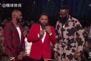 胡子越長(zhǎng)越不愛(ài)防守？經(jīng)典名場(chǎng)面：主持人逗笑MVP哈登！