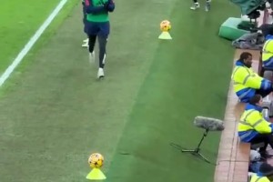 仍受球迷喜愛(ài)！拉師傅在場(chǎng)邊熱身時(shí)，得到了球迷的掌聲