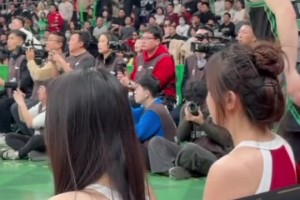 誰說拉拉隊(duì)只會跳舞？看這奶兇奶兇的助威