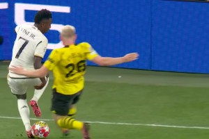 有人說(shuō)他不配世界足球先生？維尼修斯在歐冠決賽這樣過(guò)人??