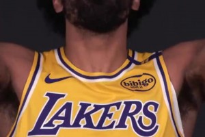 一個(gè)比一個(gè)逗比！湖人球員們模仿詹姆斯撒鎂粉