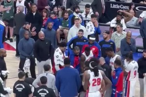 ??艾維重傷被抬上擔(dān)架 全場球迷高喊艾維名字