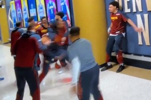 一群大男孩！掘金眾將在球員通道打鬧，威少欲“隔扣”隊(duì)友??