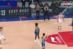 注意素質(zhì)！??劉煒在比賽中指著于德豪：讓他投！讓SB投！