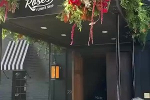 羅斯在芝加哥開了家花店，名字叫“羅斯的花店”，開業(yè)顧客爆滿