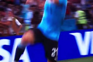 一腳搓射直入球網(wǎng)！卡瓦尼這記搓射進(jìn)球太絲滑了！