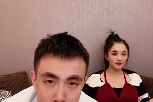 趙繼偉喂老婆吃草莓 網(wǎng)友：800個心眼都用媳婦身上了??????