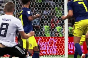 皮球在空中劃出了完美的弧線！18年世界杯克羅斯經(jīng)典的絕殺！