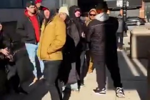 羅斯在芝加哥開了家花店，名字叫“玫瑰的玫瑰”，開業(yè)顧客爆滿