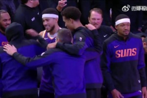 最近深陷交易流言！布克拉著大伙兒一起慶祝，比爾從旁邊默默繞開