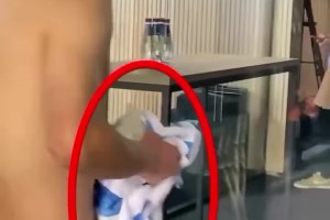 這……李剛?cè)收揖帽＝∮⒔粨Q球衣，結(jié)果久保沒注意就扔地上了??