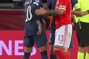 恩佐曾找內(nèi)馬爾握手，被內(nèi)馬爾嫌棄推開！