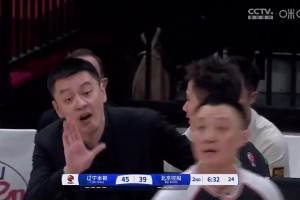 楊鳴與趙繼偉在場邊激烈交流，兩人說啥呢？