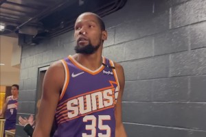 杜蘭特這是流鼻血了？賽后鼻子里塞著紙團，走入球員通道