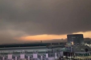 沃特斯和斯圖爾特鬧著玩，拿著球不撒手！但斯圖爾特有點(diǎn)生氣了