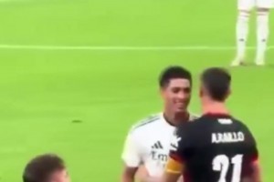 馬菲奧碰瓷維尼修斯后，貝林厄姆上前嘲諷：10秒？拳擊？你個軟蛋