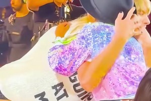 霉霉演唱會時看到了科比小女兒 立刻走過去擁抱并將帽子贈送~