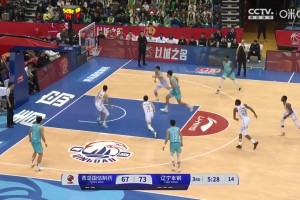 ??炸裂，這距離比麥迪還遠(yuǎn)！楊瀚森出其不意上演超夸張自拋自扣