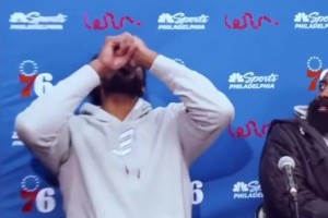 看一次笑一次！恩比德礦泉水吹瓶，把一旁的登哥看傻了！??