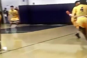 學校里的大明星！高中時期的三球迎著四個人的防守依然投進絕殺！