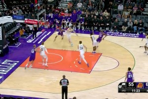 這就叫硬解！KD停球環(huán)顧沒得傳 索性頂著防守原地干拔跳投打進