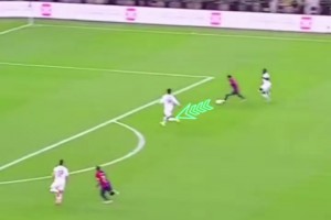 故人依舊，還是那個慶祝動作，只是再也不見滿身紅衣與身邊人