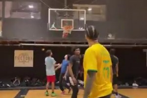 隆執(zhí)導(dǎo)去打野球，也就差不多這樣吧？