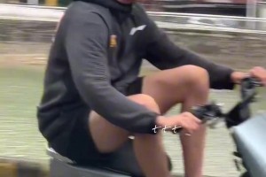 原諒我不是故意笑噴的??這腿長兩米 ~