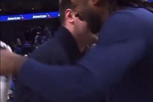 撞飛小喬丹??記者問：小喬丹是不是打得不錯？東契奇：必不可能