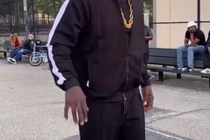 大家來看看這個老六會打球嗎??，球是抓的很穩(wěn)..