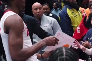 梁子結(jié)下了！火箭球迷拿著“噓希羅”字樣的紙張找阿門簽名合影！